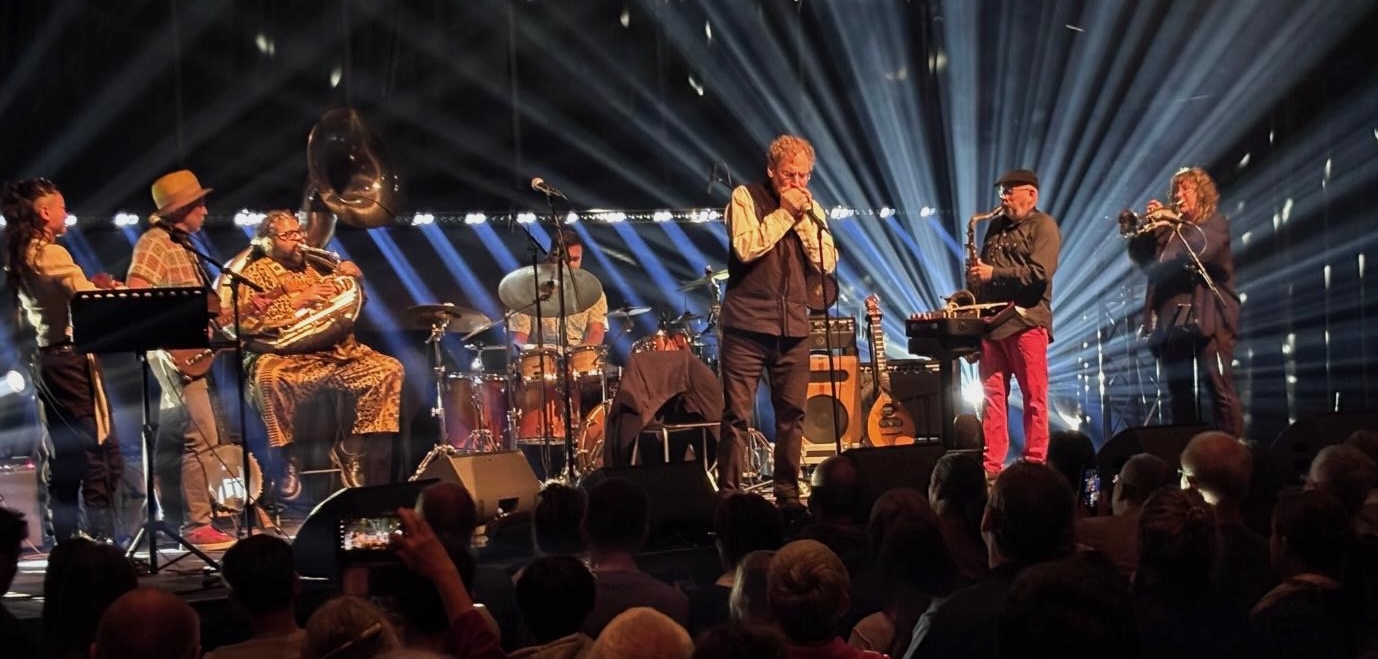 Kenny Bentley performing with Hazmat Modine
